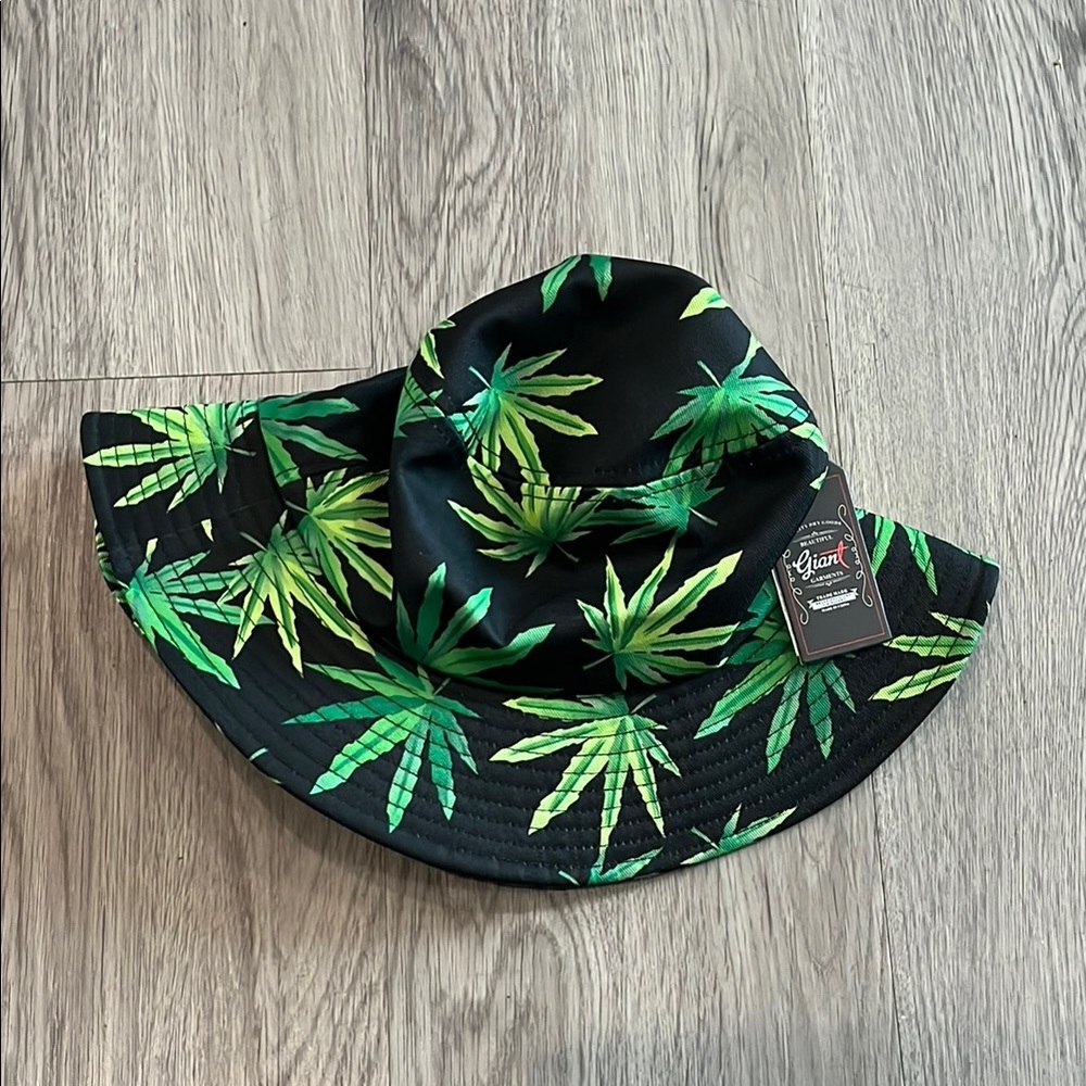Men’s bucket hat with leaf